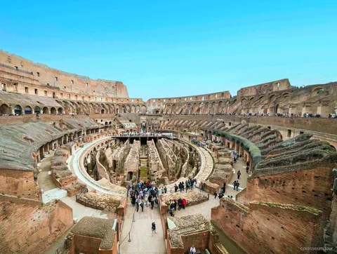 Tour VIP in piccolo gruppo sull'arena del Colosseo con caffè mattutino
