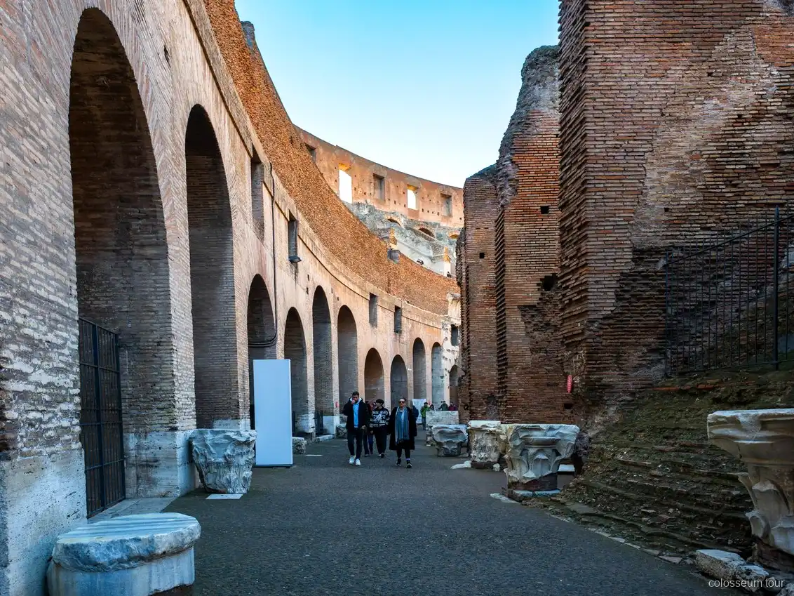 Piccolo gruppo esplora il piano dell'arena del Colosseo con guida esperta