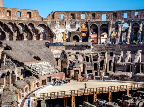 Wejście do Koloseum przez Bramę Gladiatorów na wycieczce z dostępem do areny
