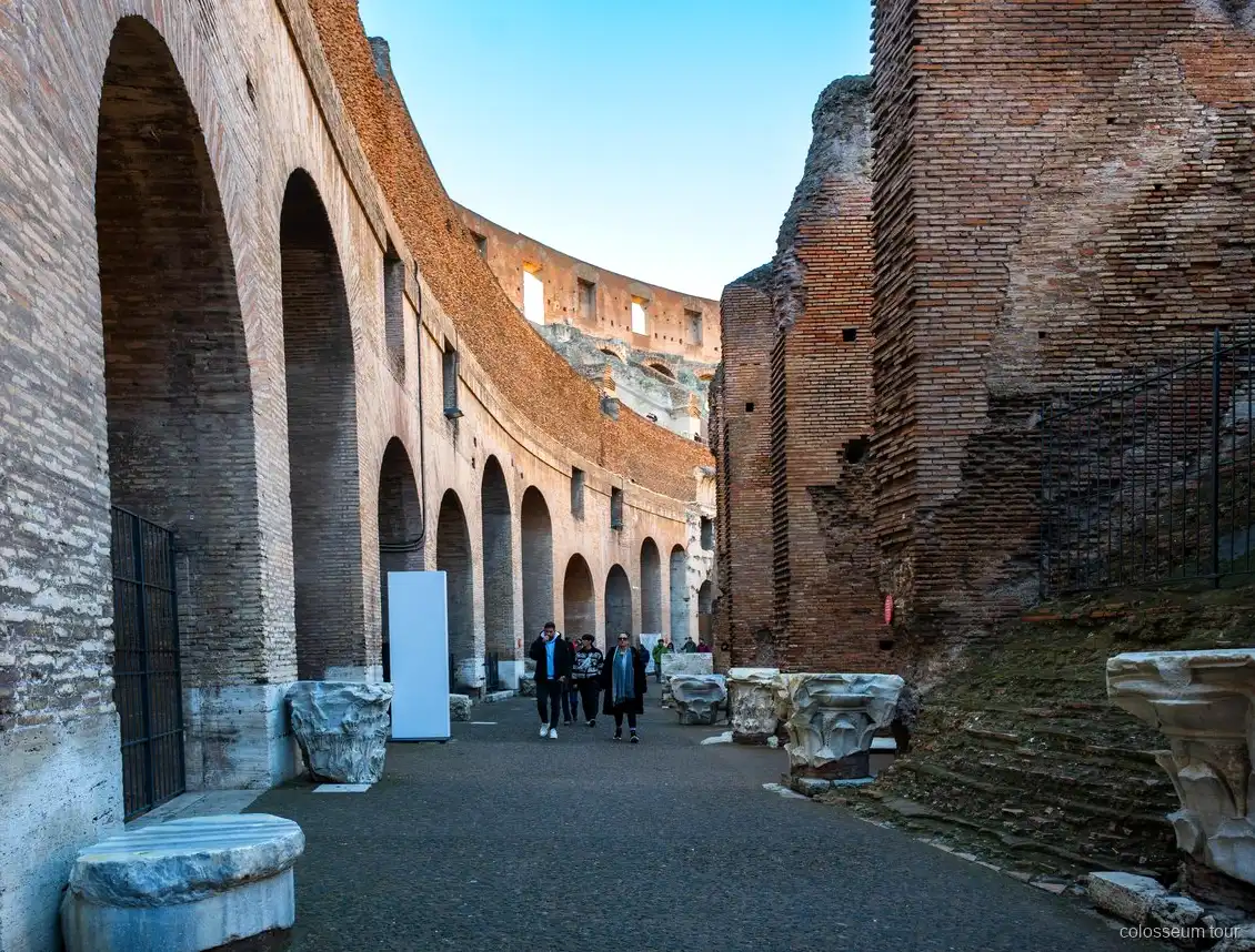 Mindre grupp utforskar Colosseums arenagolv med en expertguide