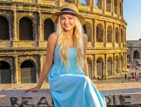 Besucher mit Kolosseum Audioguide erkundet das Amphitheater